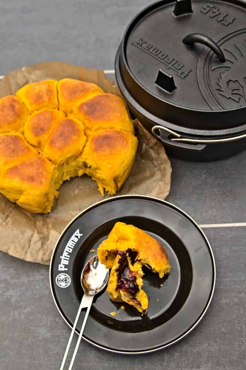 Rezeptbild: Kürbisbuchteln mit Pflaumenmus aus dem Dutch oven
