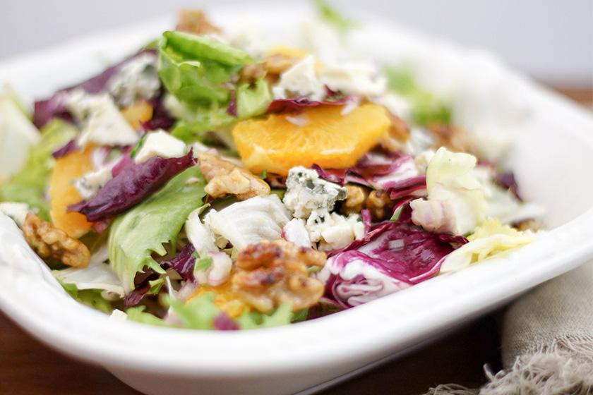 Rezeptbild: Friséesalat mit Roquefort und kandierten Walnüssen