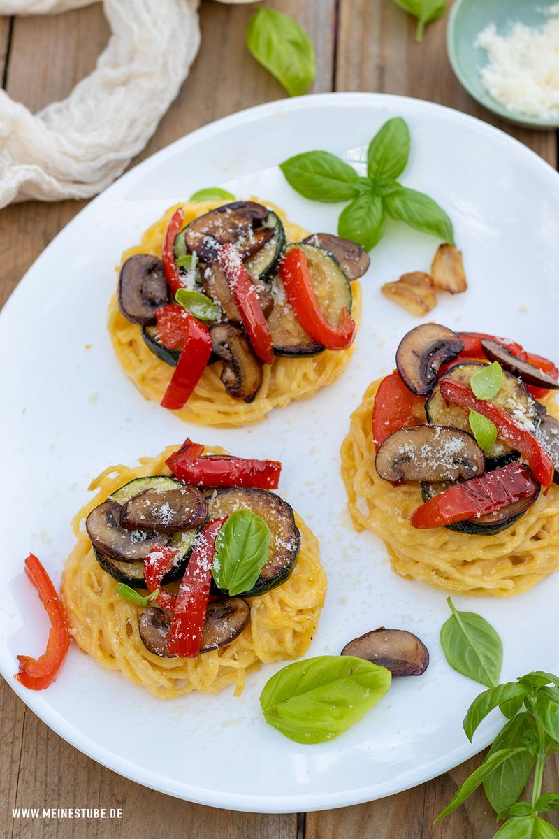 Rezeptbild: Nudelnester mit Gemüse aus dem Ofen