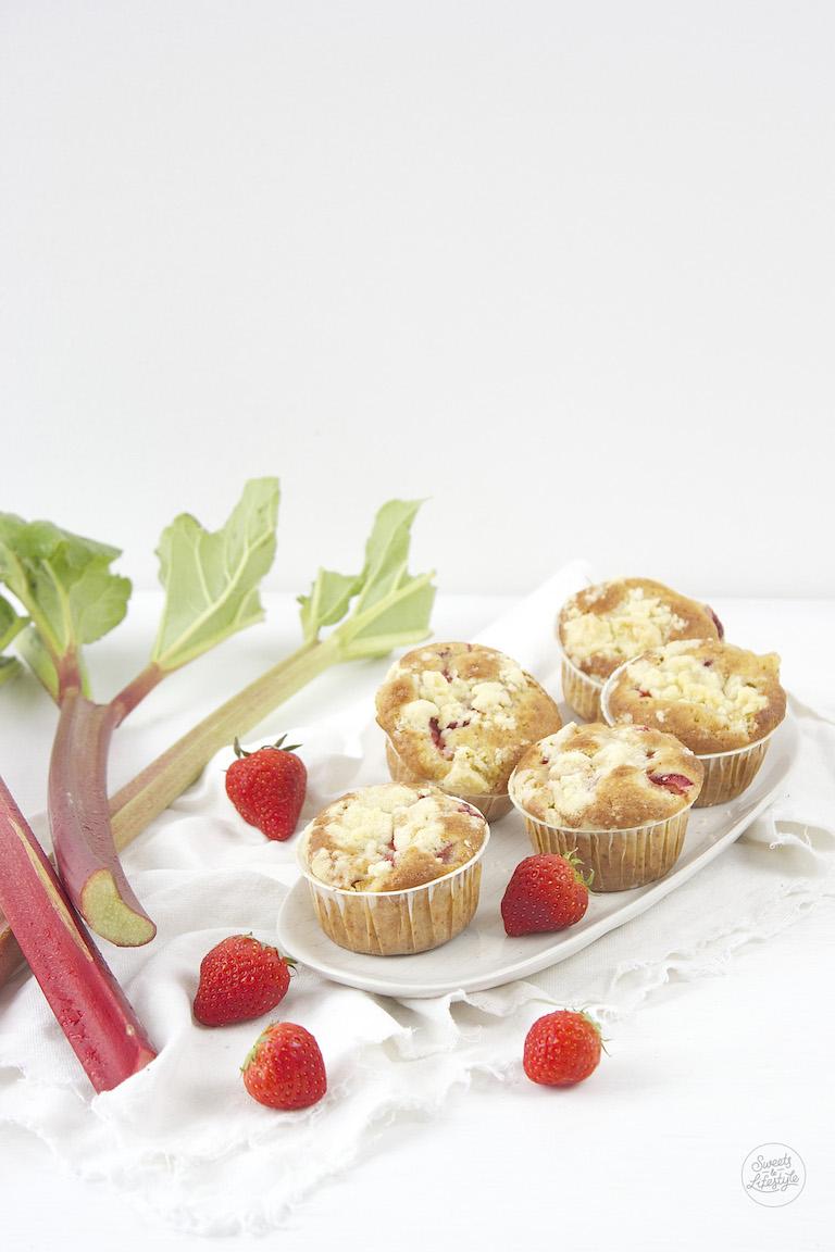 Rezeptbild: Erdbeer Rhabarber Muffins mit Streusel