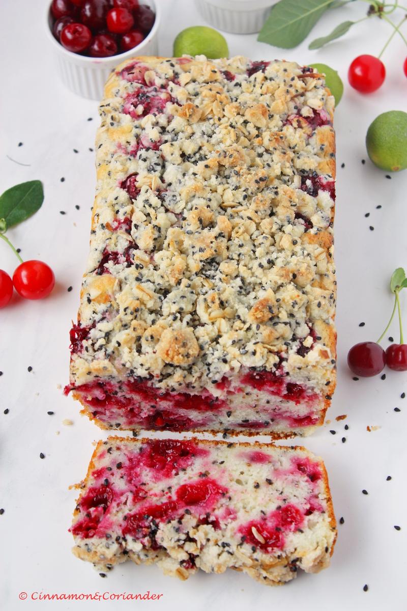 Rezeptbild: Saftiger Kirschkuchen mit schwarzem Sesam & Limette