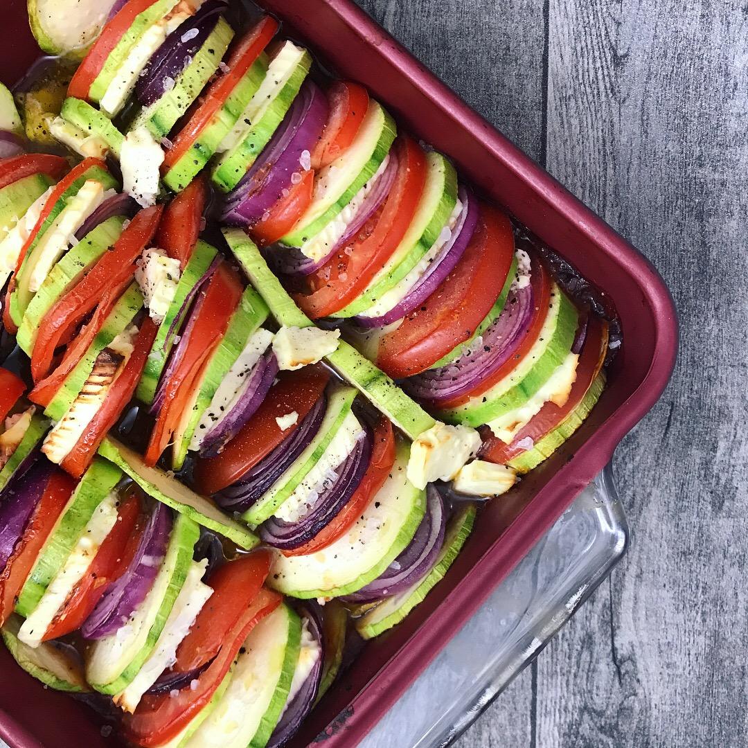 Rezeptbild: Buntes Schichtgemüse mit Fetakäse