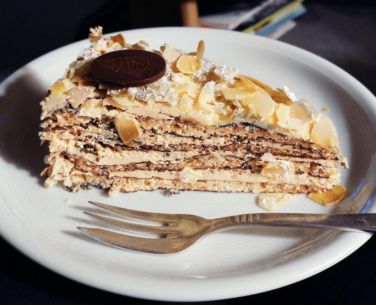 Rezeptbild: Festtagstorte "Katharina" mit Haselnussbaiser und Mokkabuttercreme