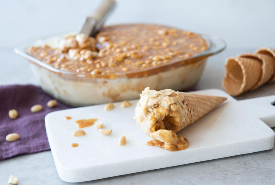 Rezeptbild: Karamell-Eis mit Erdnüssen
