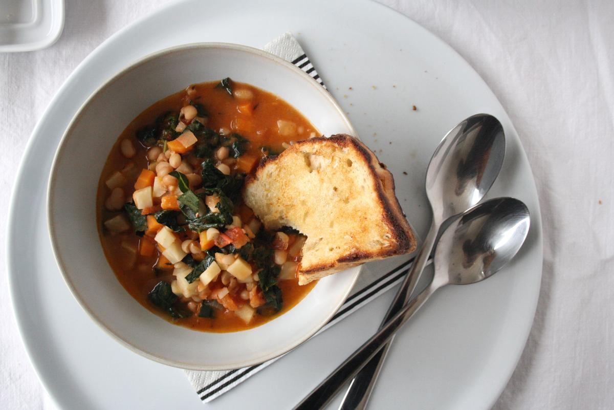Rezeptbild: Wintereintopf mit Schwarzkohl, Wurzelgemüse und weißen Bohnen