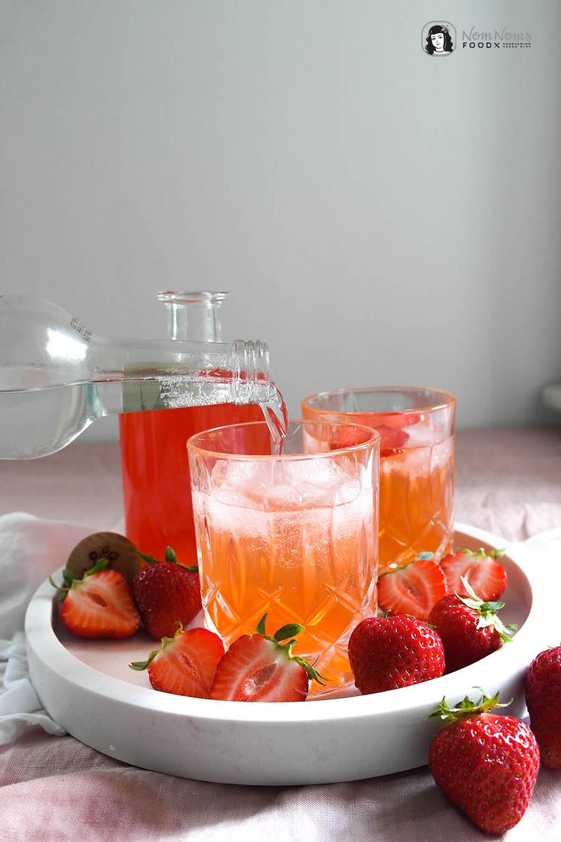 Rezeptbild: Erdbeer Gin selbst gemacht und Erdbeer Gin Tonic mit und ohne Alkohol