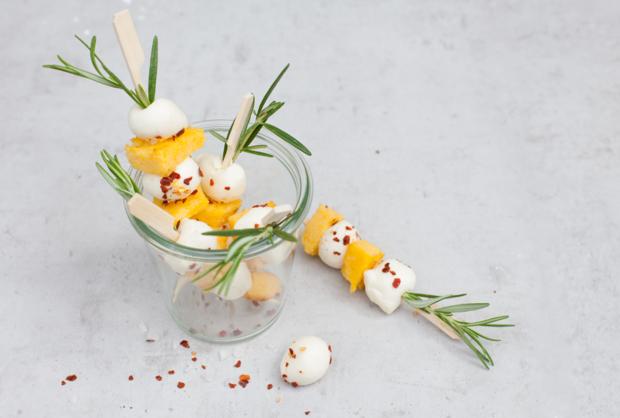 Rezeptbild: Polenta-Grillspieße mit Mozzarella und Rosmarin