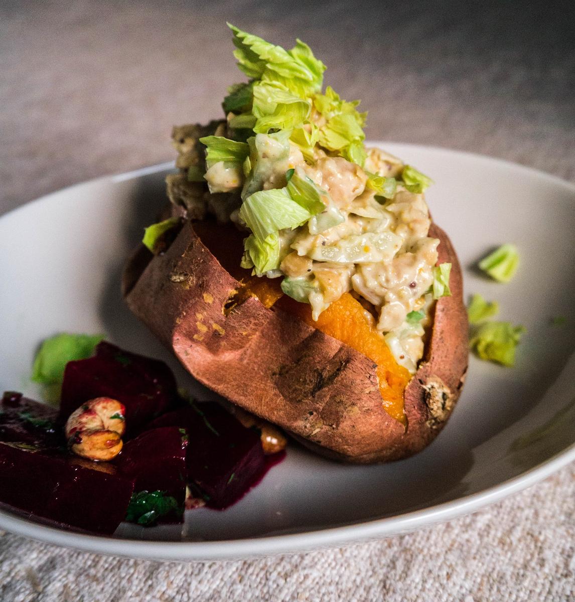 Rezeptbild: Süßkartoffel mit falscher Thunfischfülle {v, gf}