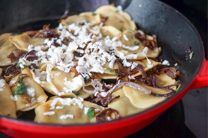Rezeptbild: Ravioli Koulouria mit karamelisierten Zwiebeln und Feta