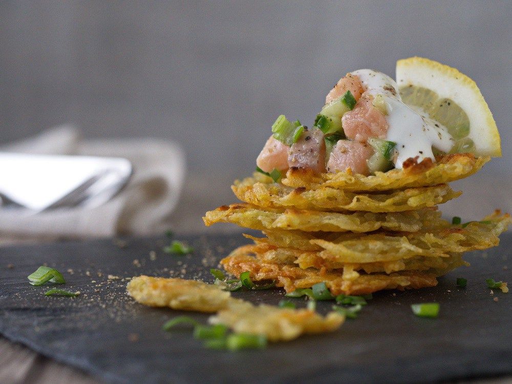 Rezeptbild: Lachs-Tatar mit Ofenrösti