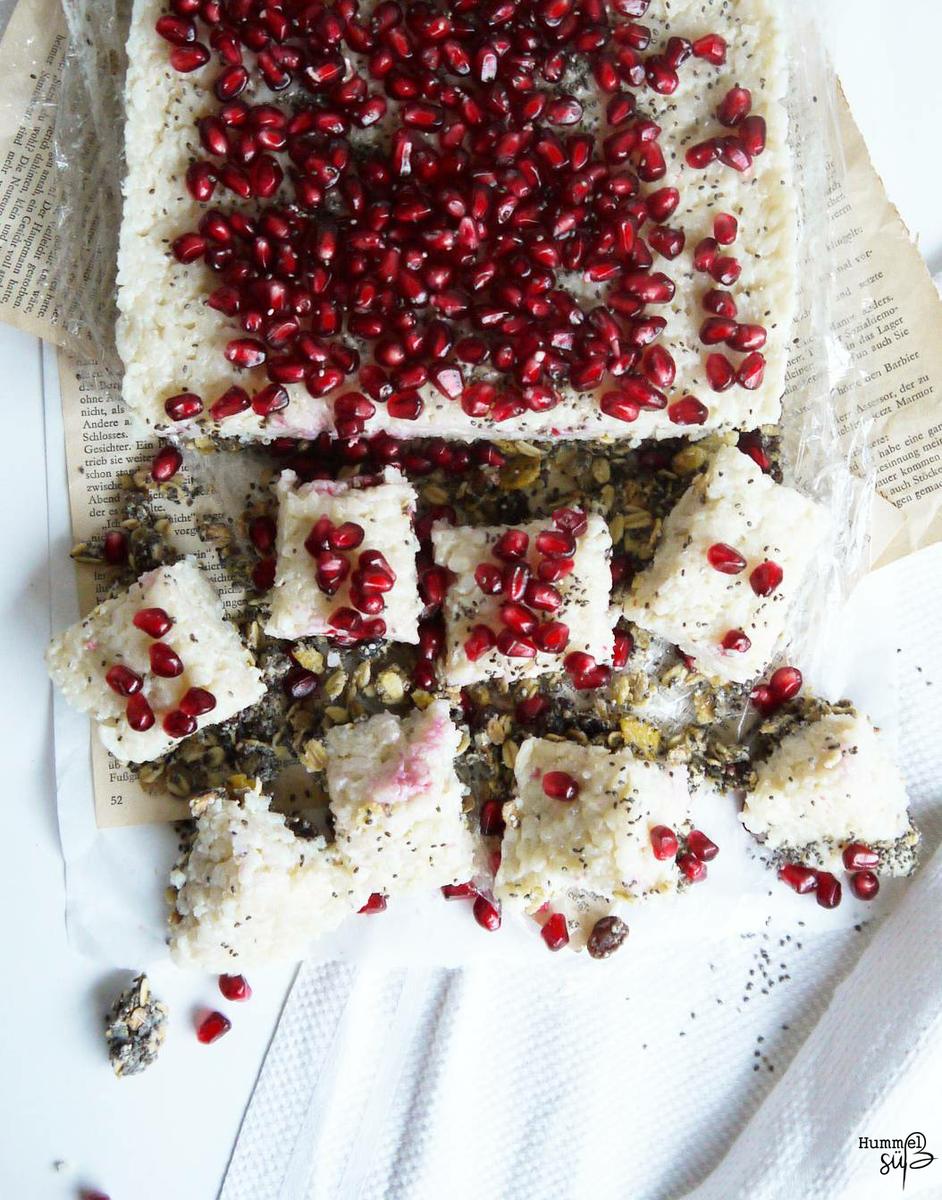 Rezeptbild: Vegane No-bake Milchreis Squares, mit Chia-Knusperboden und Granatapfelkernen