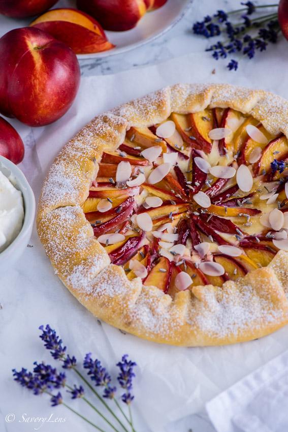 Rezeptbild: Nektarinen-Frischkäse-Galette mit Lavendelaroma