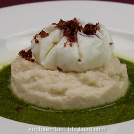 Rezeptbild: porchiertes Ei, Blumenkohlpüree und Feldsalatsauce