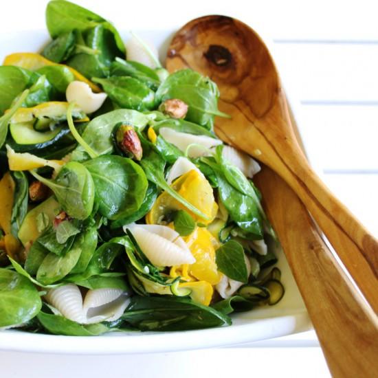 Rezeptbild: Gelb-grüner Zucchini-Pasta-Salat mit Spinat, Kräutern und Pistazien