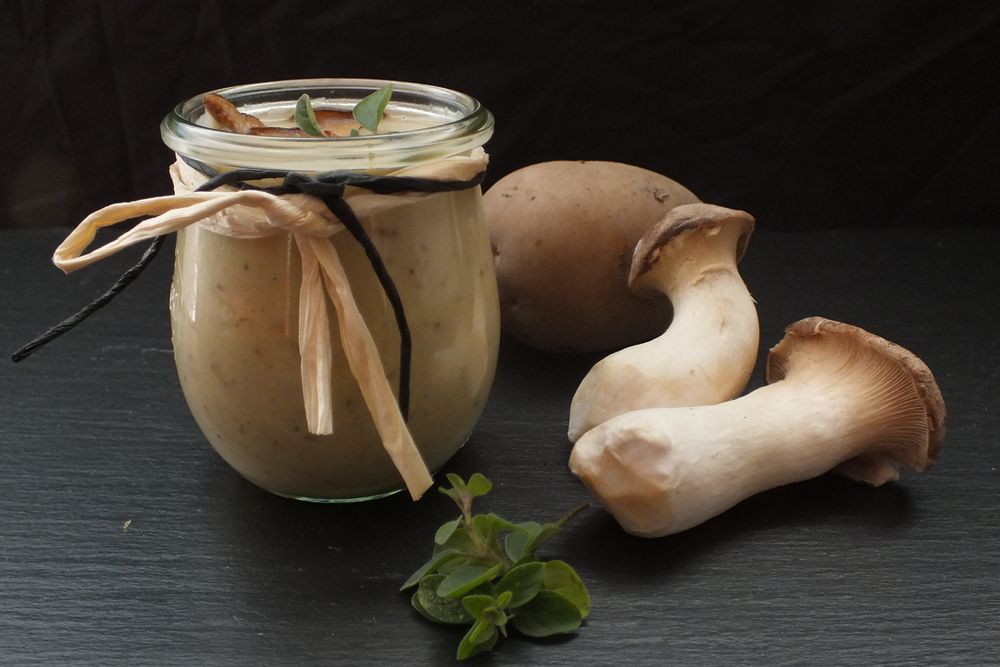 Rezeptbild: Kartoffelsuppe mit Kräuterseitlinge und Trüffelbutter