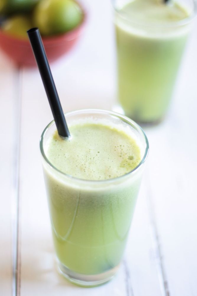 Rezeptbild: Frischer Birnen-Limetten-Saft mit Sellerie