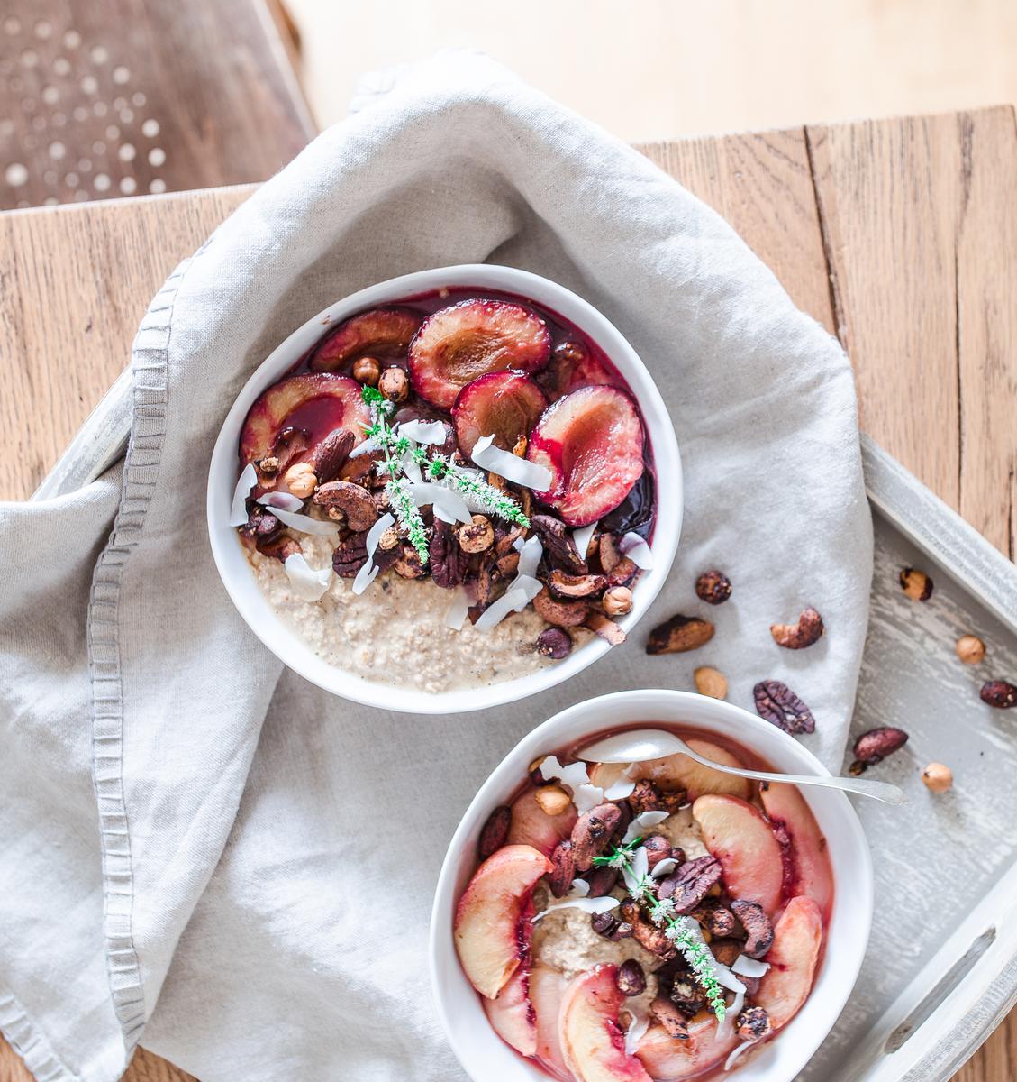 Rezeptbild: Oatmeal mit gebackenen Zwetschgen & Pfirsichen und gerösteten Nüssen
