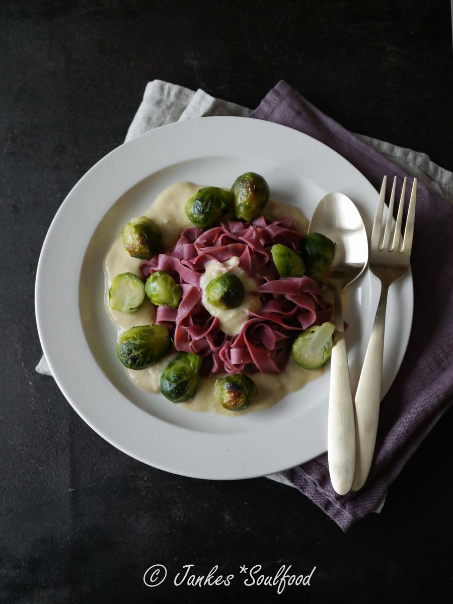 Rezeptbild: Pasta mit Hummus-Sauce und Rosenkohl