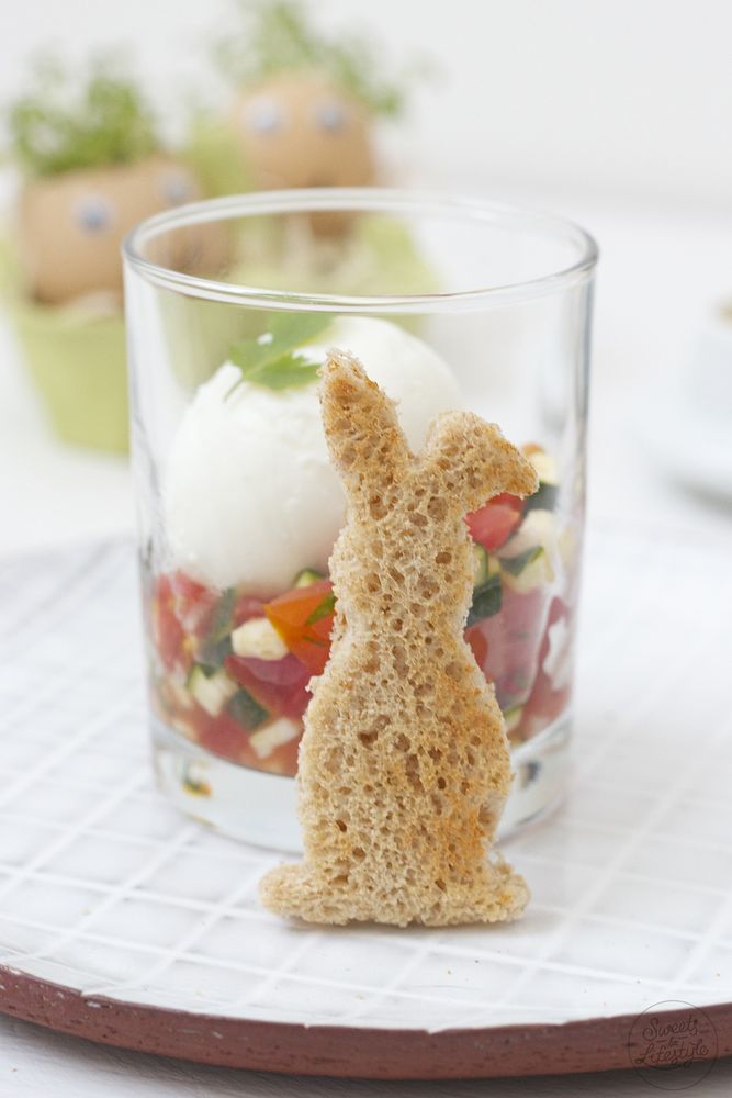 Rezeptbild: Ei im Glas auf Zucchini-Tomaten-Salsa