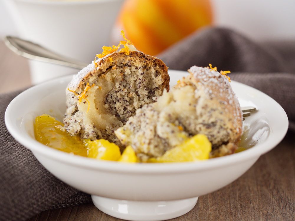 Rezeptbild: Mohn-Marzipan-Buchteln mit Orangenkompott