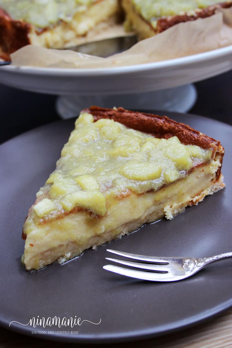 Rezeptbild: Käsekuchen mit Rhabarberkompott