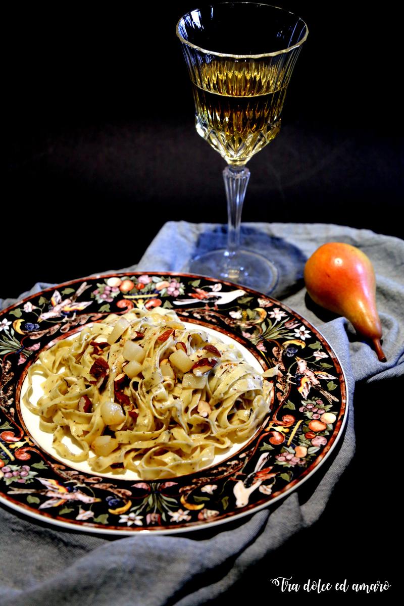 Rezeptbild: Tagliatelle alle erbe di provenza con gorgonzola, pere e mandorle