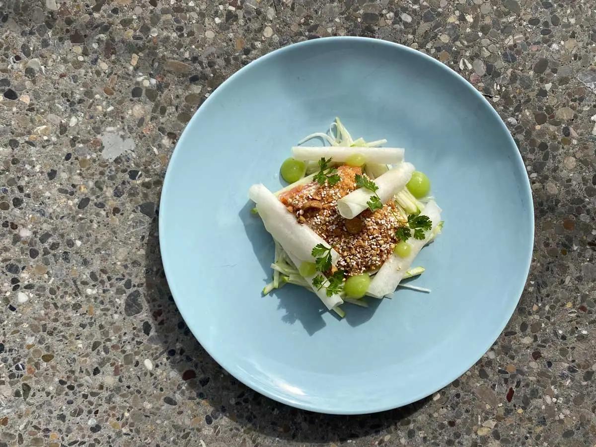 Rezeptbild: Sanft gegarter Lachs mit Kohlrabi-Apfel-Salat und Haselnuss