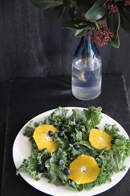 Rezeptbild: Grünkohl-Blaubeer-Salat mit Orangen
