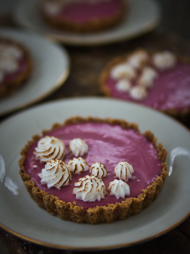 Rezeptbild: Waldbeerentarte mit Himbeersorbet