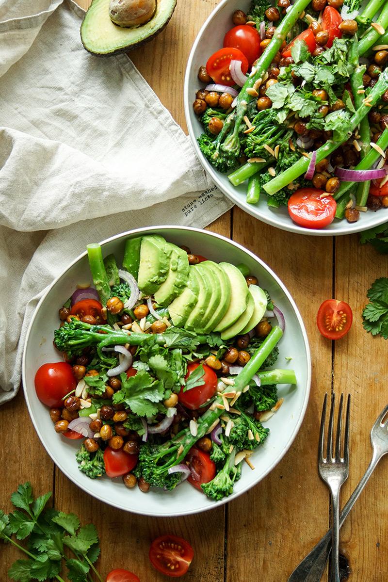 Rezeptbild: Bimi mit gerösteten Kichererbsen und Tahin-Dressing