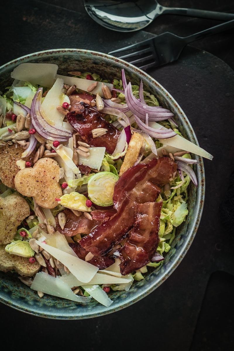 Rezeptbild: ROSENKOHL CAESAR SALAD MIT KNUSPRIGEM BACON & CHILI CROUTONS