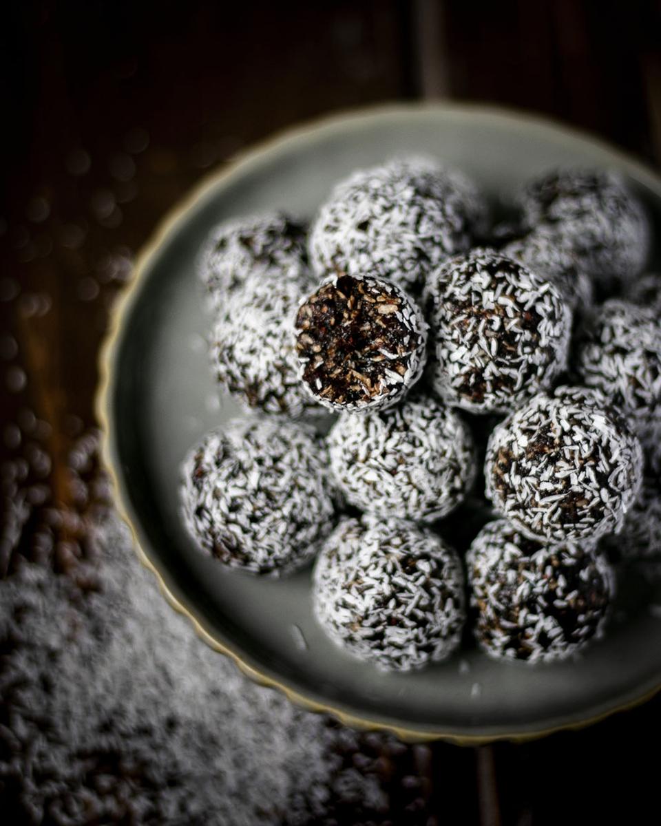 Rezeptbild: Einfache Energiekugeln mit Kokos & Cranberry