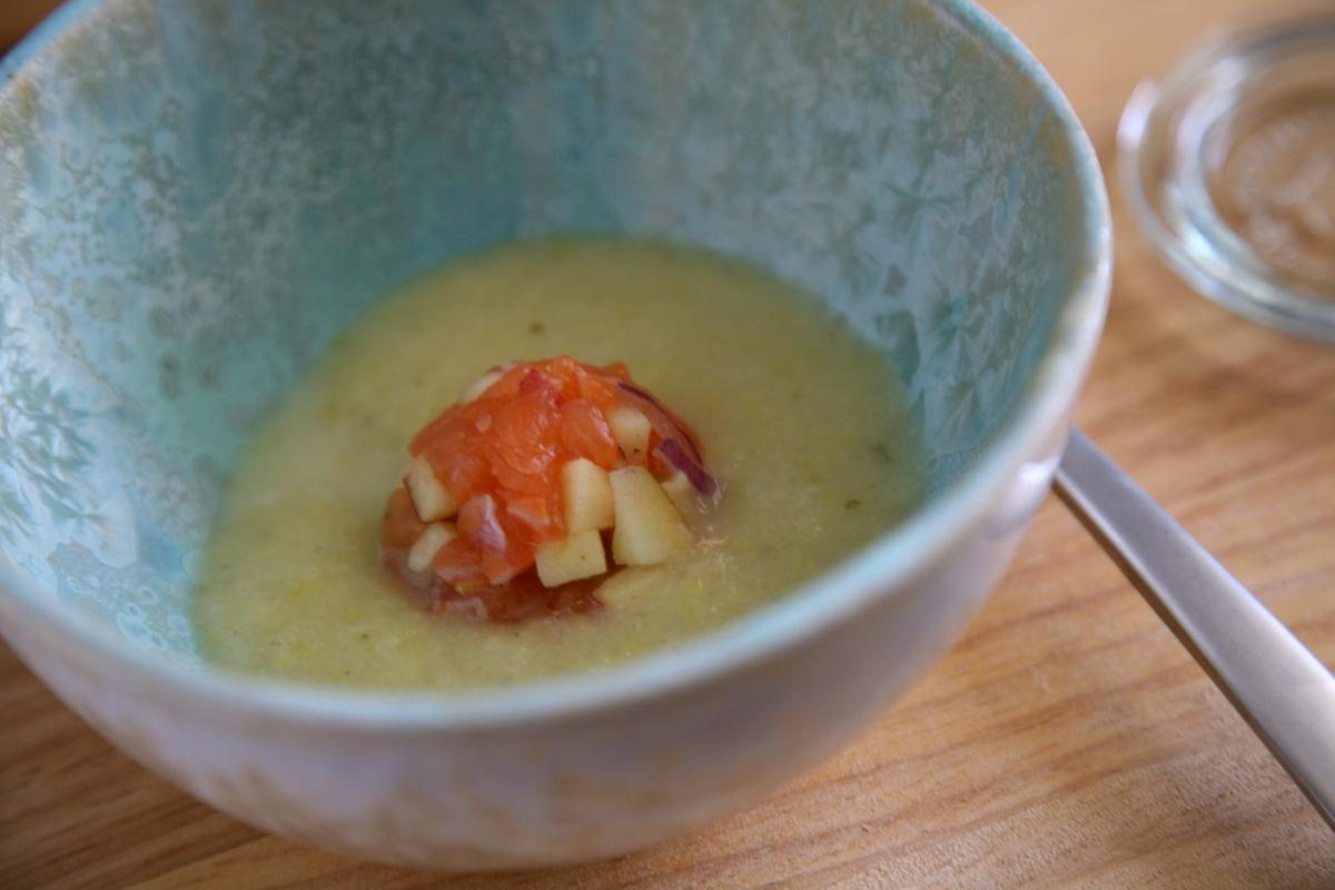 Rezeptbild: Stangensellerie-Apfel-Suppe mit Lachs-Tatar