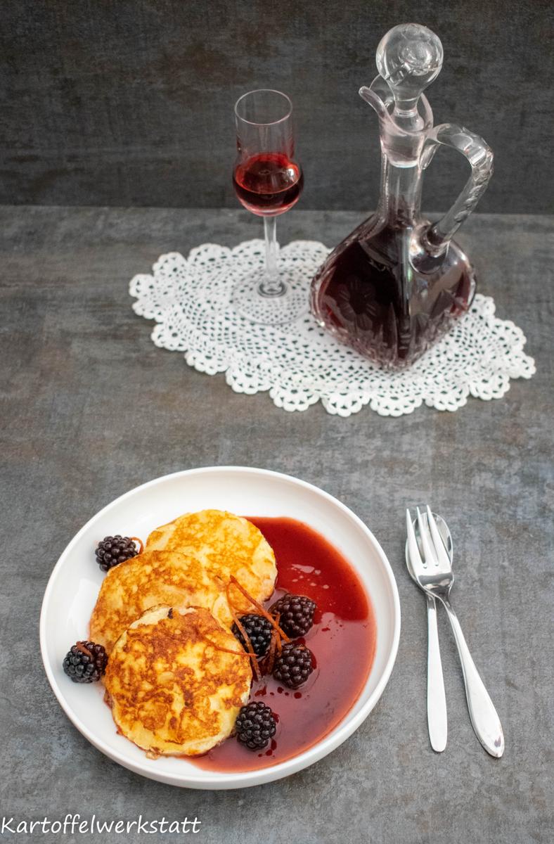 Rezeptbild: KARTOFFEL-BIRNEN-PUFFER MIT BROMBEERRAGOUT