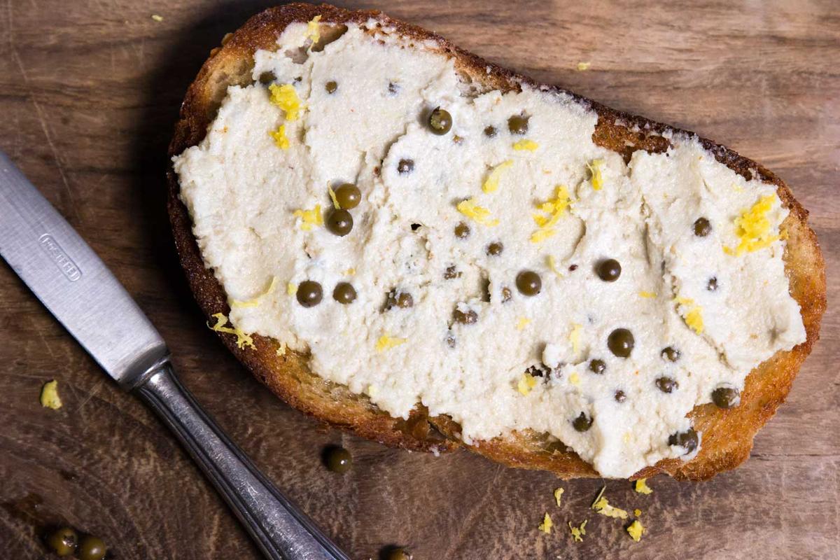 Rezeptbild: Pflanzlicher Brotaufstrich mit Sonnenblumenkernen, Sellerie und grünem Pfeffer