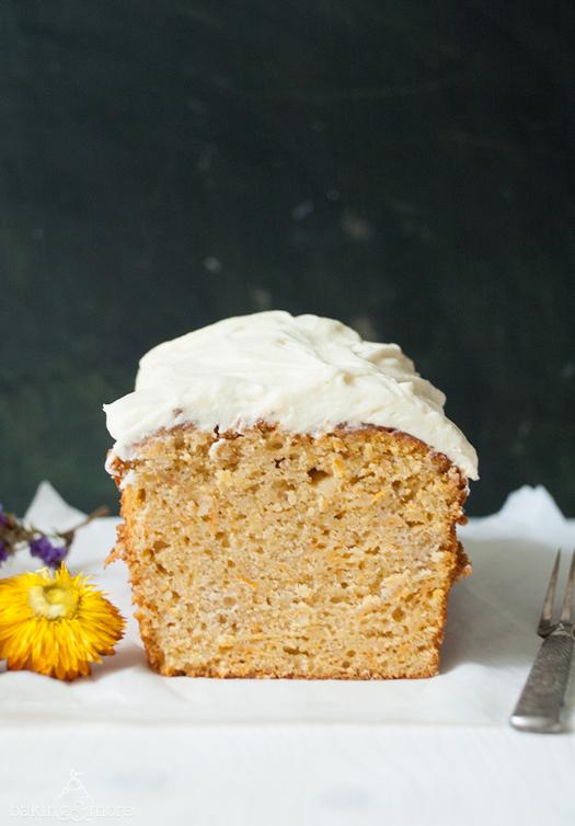 Rezeptbild: Karottenkuchen mit Apfel, Mandeln & Frischkäse-Frosting {Carrot Cake with Apple, Almonds & Cream Cheese Frosting}