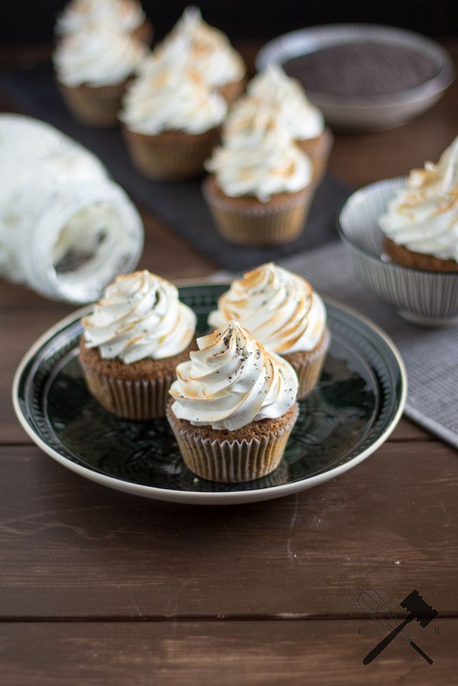 Rezeptbild: Zitronen und Mohn Cupcakes mit Meringuefrosting