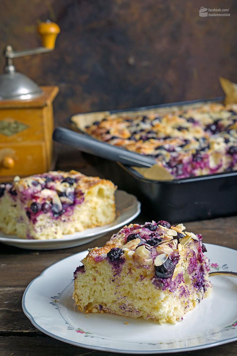 Rezeptbild: Butterkuchen mit Blaubeeren & Mandelblättchen