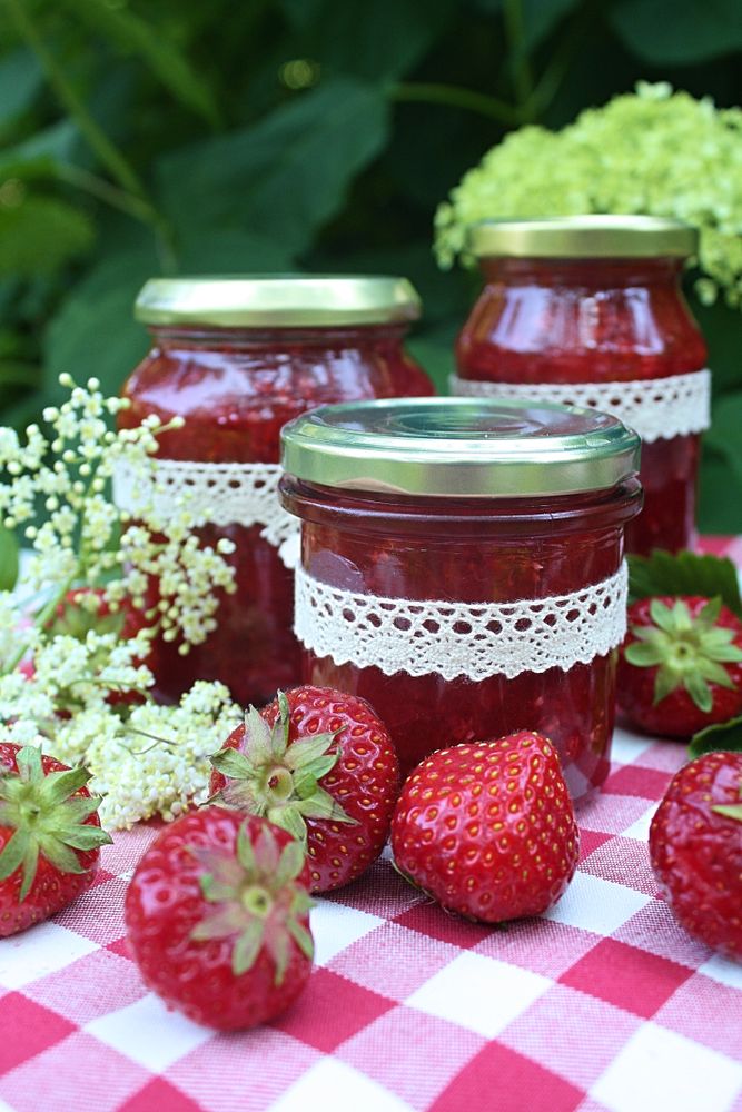 Rezeptbild: Erdbeermarmelade mit Holunderblüten