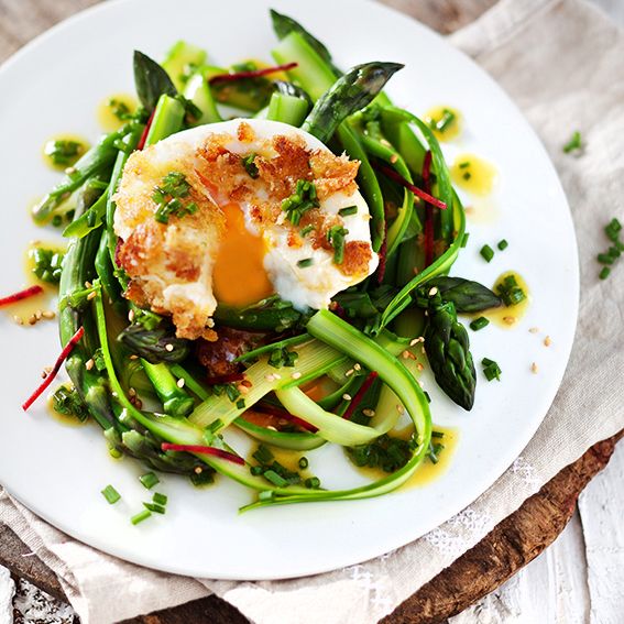 Rezeptbild: Grüner Spargelsalat, pochiertes Ei & geröstete Sesam-Toastbrösel