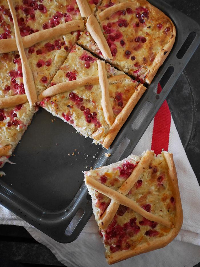 Rezeptbild: Sauerkraut-Kuchen mit Speck und Preiselbeeren 