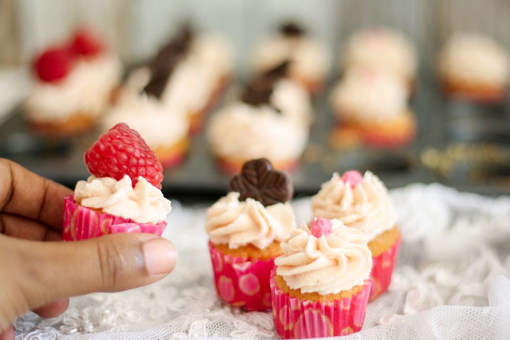 Rezeptbild: Muffins mit Datteltee und Himbeerfrosting