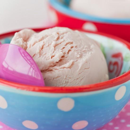 Rezeptbild: Sauerrahm-Quark-Eis mit Johannisbeersirup