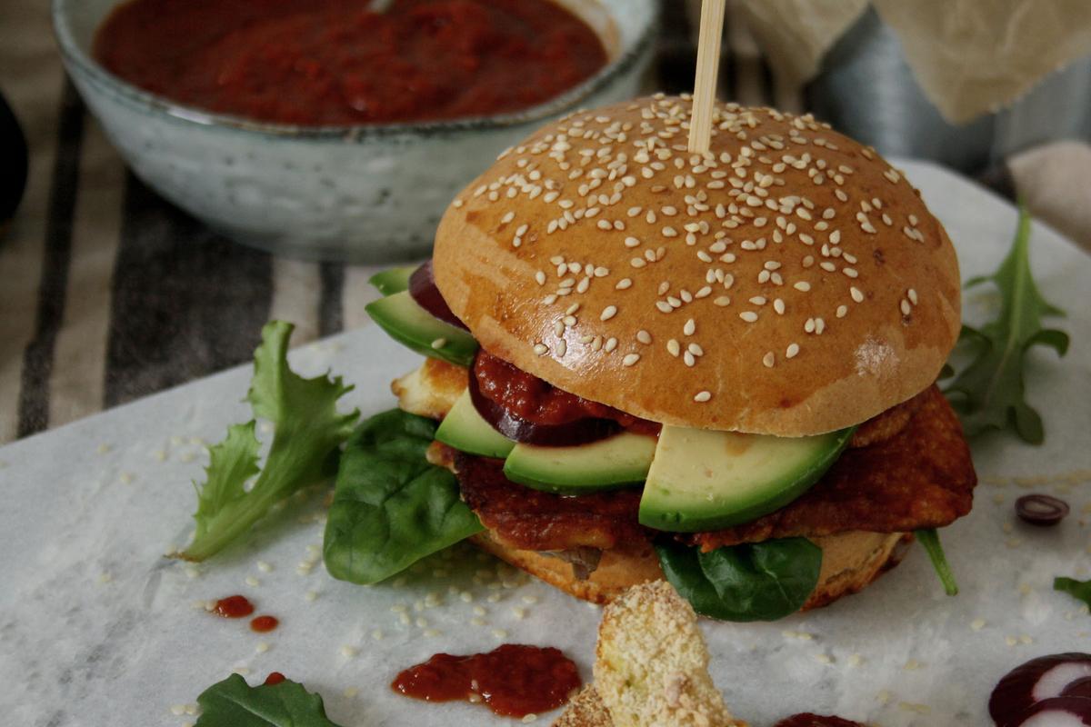 Rezeptbild: Halloumi-Burger mit Avocado & aromatischer Paprikasauce