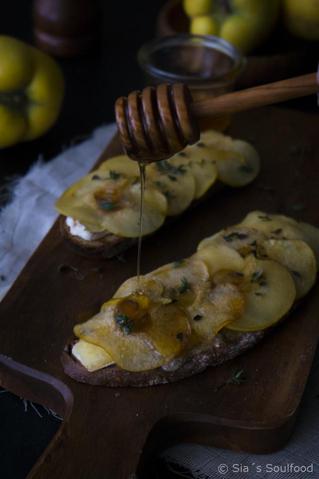 Rezeptbild: Tartines mit Brie und karamelisierten Quitten