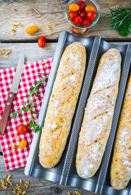 Rezeptbild: Deftiges Baguette mit Röstzwiebeln, Schinkenwürfel und Käse