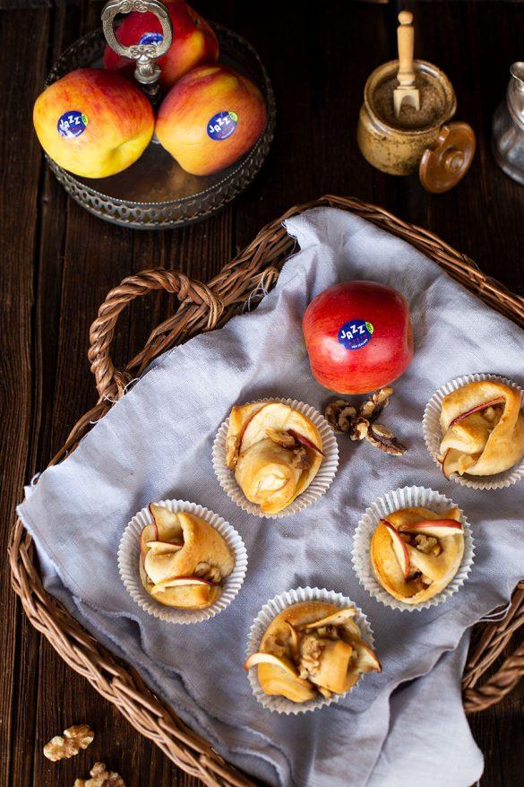 Rezeptbild: Gewickelte Apfel Muffins Rezept mit Honig & Walnüssen