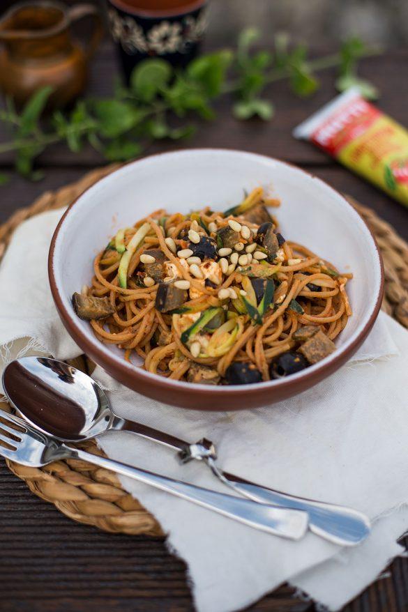 Rezeptbild: Zucchini Zoodles Rezept mit Aubergine, Oliven und Pinienkernen