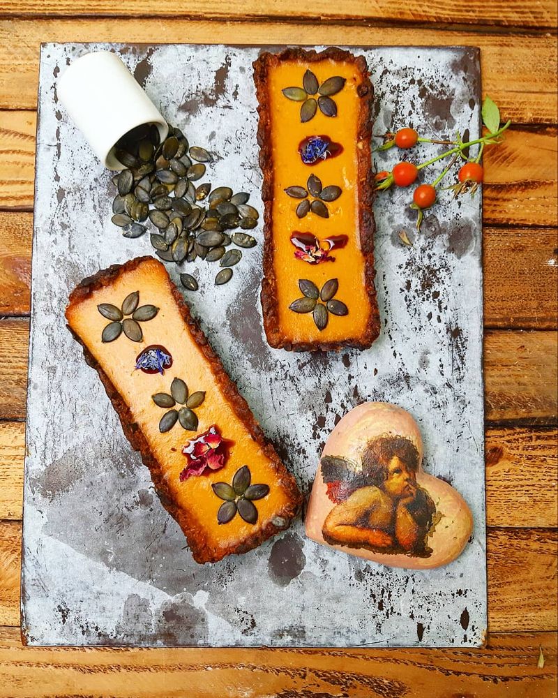 Rezeptbild: Sanddorntarte mit Kürbiskernen