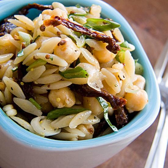 Rezeptbild: Kichererbsen-Orzo-Salat